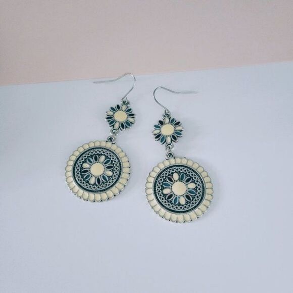 5/$25 White & Blue Flower Sun Dangle Earrings - Picture 8 of 9